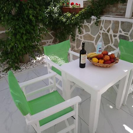 Nicolas Antiparos Buitenkant foto