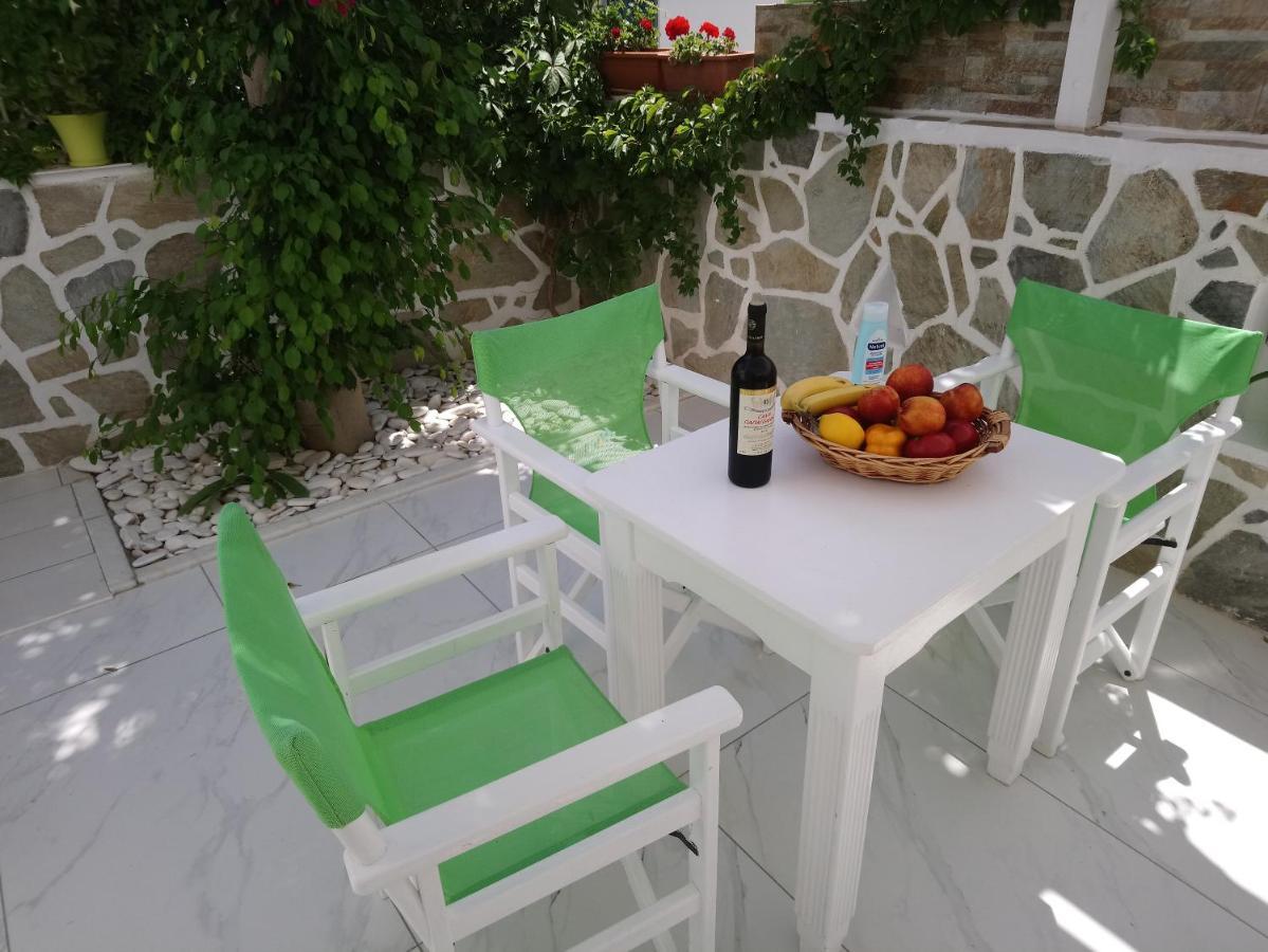 Nicolas Antiparos Buitenkant foto