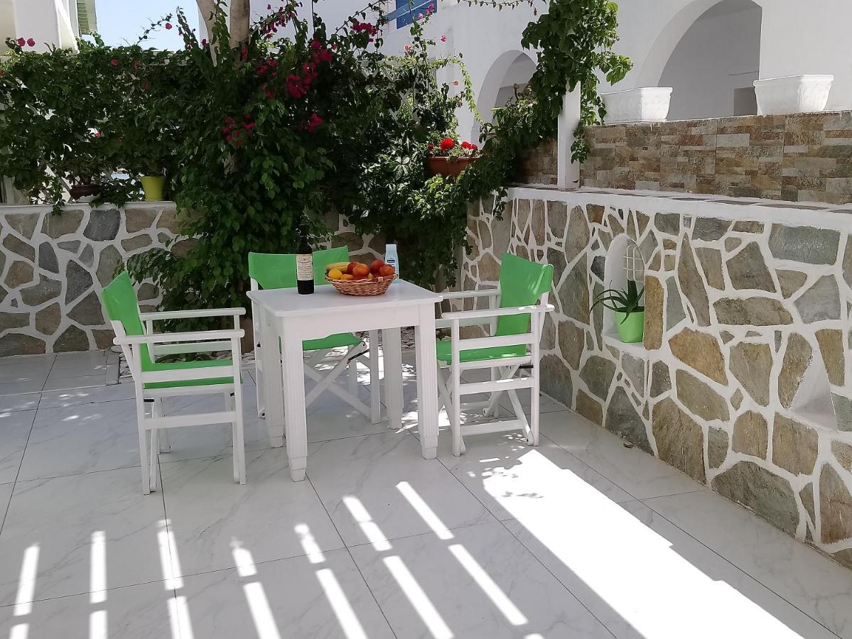 Nicolas Antiparos Buitenkant foto
