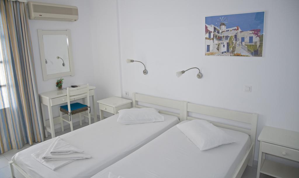Nicolas Antiparos Buitenkant foto