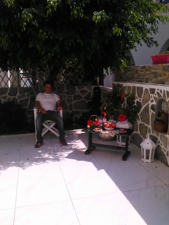 Nicolas Antiparos Buitenkant foto